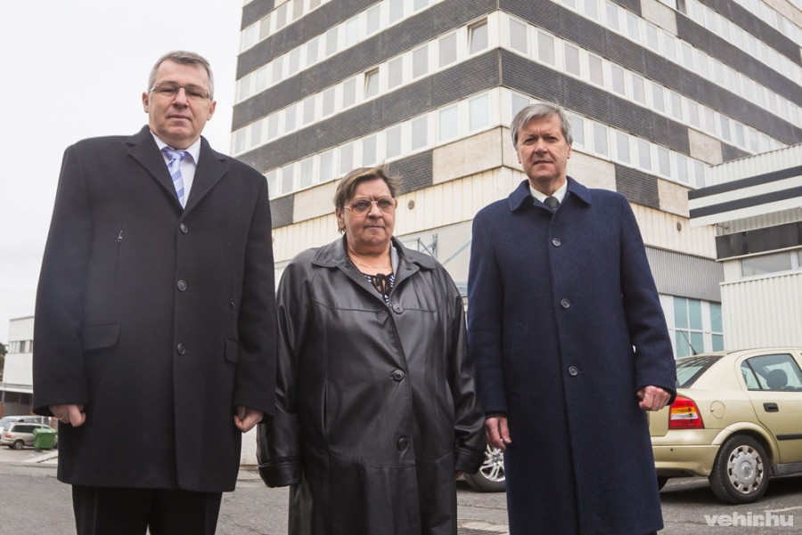 Szabó Zsolt, fejlesztés- és klímapolitikáért, valamint kiemelt közszolgáltatásokért felelős államtitkár, Ács Gyuláné a húszemeletes intézőbizottságának elnöke és Némedi Lajos az épület felújításáról szóló sajtótájékoztatón