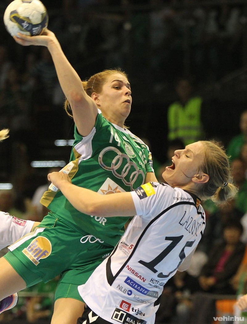 Kovacsics Anikó, a győri (b) és Barbara Lazovic-Varlec, a macedón csapat játékosa a női kézilabda Bajnokok Ligája negyeddöntőjében játszott Győri Audi ETO KC - Vardar Szkopje visszavágó mérkőzésen, Győrben 2015. április 11-én. MTI Fotó: Kovács Anikó