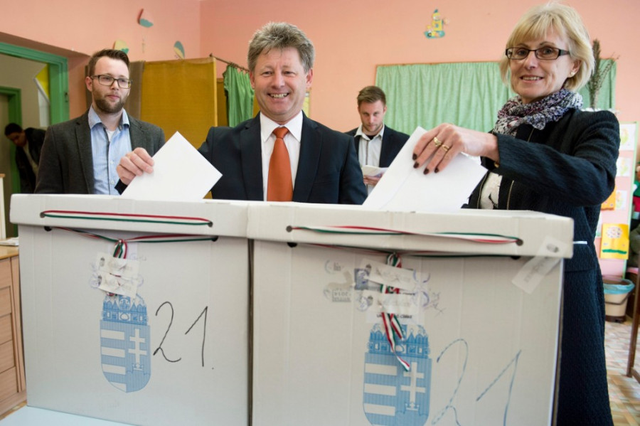 Fenyvesi Zoltán és felesége az urnánál