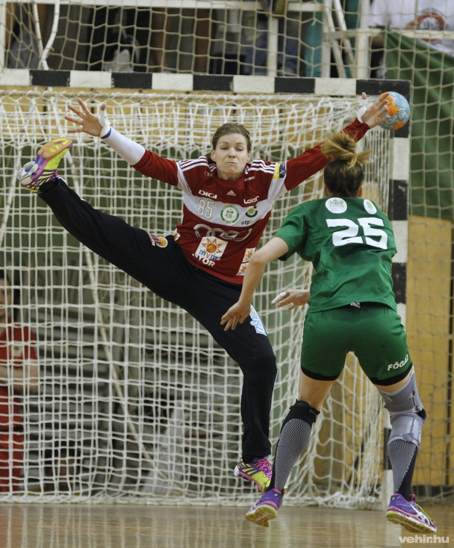 A ferencvárosi Nerea Pena (j) és a győri kapus, Kari Grimsbo az FTC-Rail Cargo Hungária - Győri Audi ETO KC női kézilabda bajnoki döntő első mérkőzésen a budapesti Elek Gyula Arénában 2015. május 7-én. MTI Fotó: Kovács Anikó