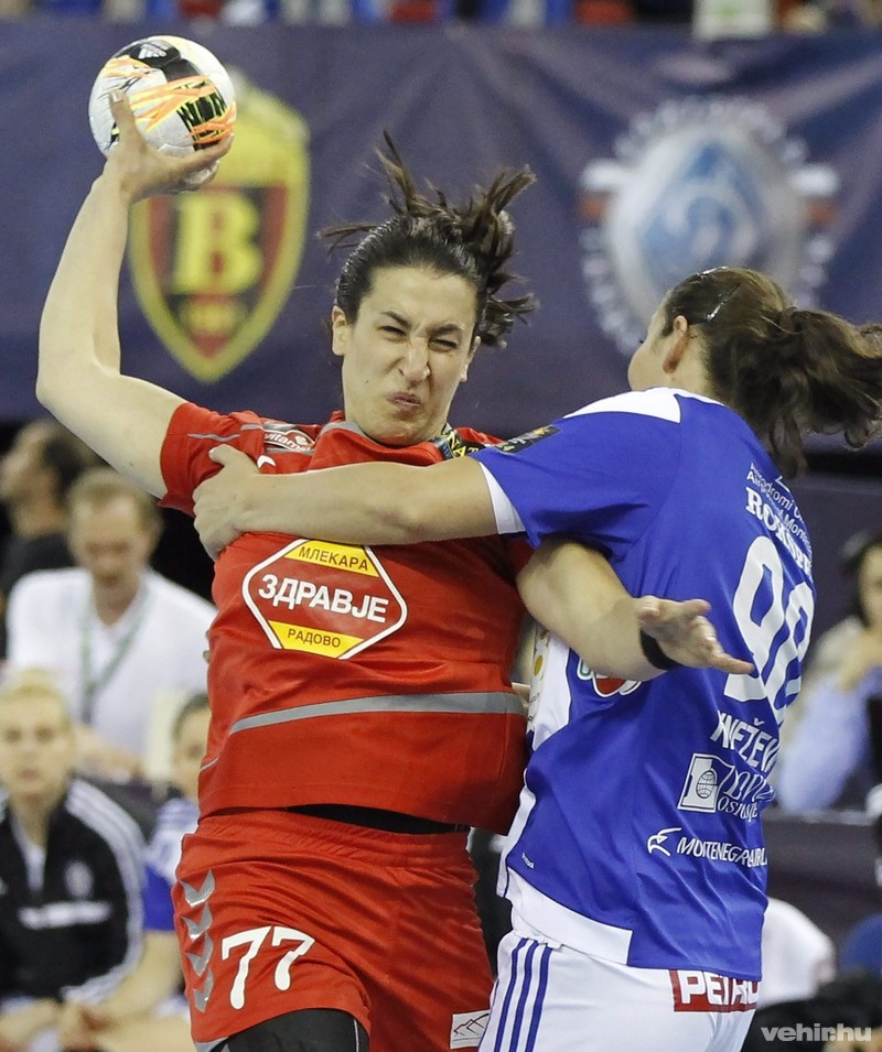 A szerb Andrea Lekic (b) és a montenegrói Milena Knezevic a női kézilabda Bajnokok Ligája elődöntőjében játszott Vardar Szkopje - Buducsnoszt Podgorica mérkőzésén a Papp László Budapest Sportarénában 2015. május 9-én. MTI Fotó: Kovács Anikó