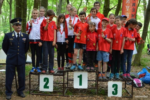 A dobogós helyen végző honvédos gyerekek és az érmeket átadó Kaptur József nyá. repülő-alezredes, a verseny elnöke