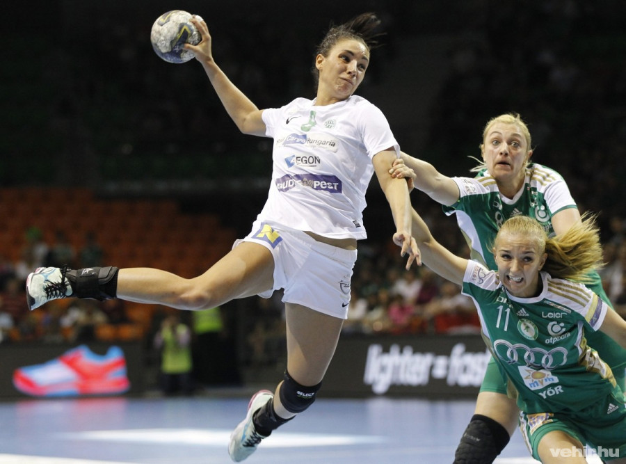 A ferencvárosi Szucsánszki Zita a labdával, jobbról a győri Anna Szen (fent) és Korsós Dorina a női kézilabda NB I döntőjének második mérkőzésén, a Győri Audi ETO KC - FTC Rail Cargo Hungária találkozón Győrben, az Audi Arénában 2015. május 14. MTI Fotó: Kovács Anikó 