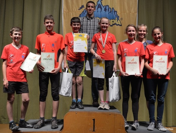 A rövidtáv és a váltó versenyszám helyezettjei a szombati ünnepélyes eredményhirdetésén: Bálint Benedek, Bácskai Péter, Bálint Ádám, Péntek Márton, Lantai Lili, Lantai Anna Boróka, Péntek Gréti és Mérő Dominika - Fotók: Bálint Mónika