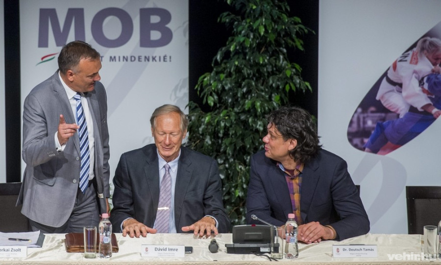 Borkai Zsolt, a Magyar Olimpiai Bizottság (MOB) elnöke, Dávid Imre, a MOB felügyelőbizottságának elnöke és Deutsch Tamás, a MOB alelnöke (b-j) beszélget a testület közgyűlése előtt a fővárosi MOM Kulturális Központban 2015. június 10-én. A MOB úgy döntött, hogy támogatja a 2024-es olimpia és paralimpia pályázati szándéknyilatkozatának benyújtását. MTI Fotó: Illyés Tibor