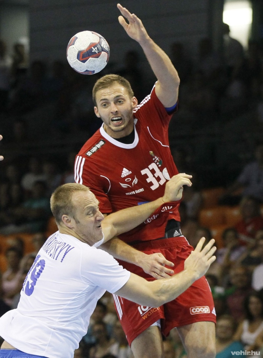 Ancsin Gábor (j) és az ukrán Jurij Mankovszki a Magyarország - Ukrajna Európa-bajnoki selejtező férfi kézilabda-mérkőzésen a győri Audi Arénában 2015. június 13-án. MTI Fotó: Kovács Anikó