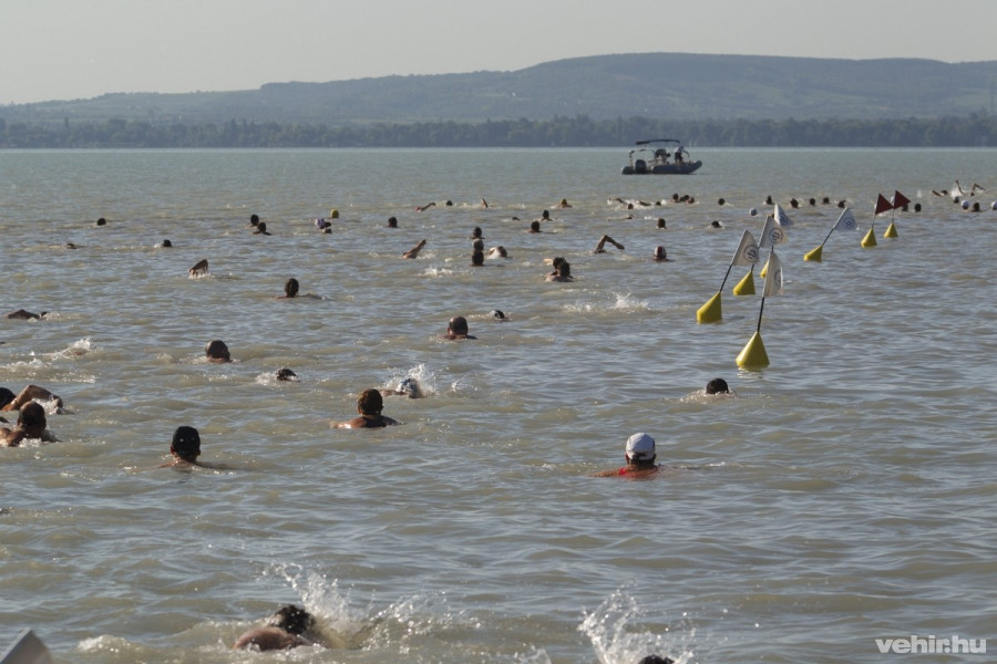 A Balaton-átúszás résztvevői úsznak a révfülöpi part közelében 2015. július 4-én. MTI Fotó: Varga György