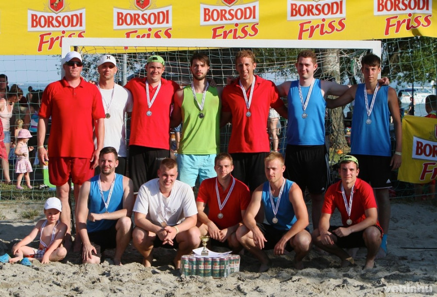 Beach Devils - Állnak: Károlyfi Viktor (edző), Szobol Zsolt, Heizer László, Farkas Ákos, Földesi Csaba, Kovács Kristóf, Németh Alex; guggolnak: Soós Balázs, Blzsovics Norbert, Kovács Ákos Honyecz Gábor, Tárkányi Péter