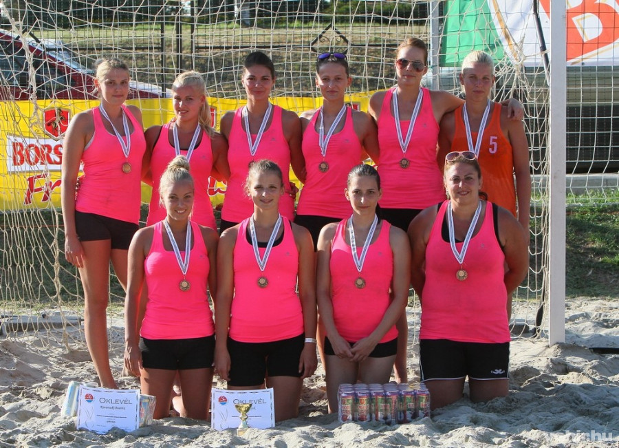 A Királylányok csapatában állnak: Kovarszki Beatrix, Pontyos Peggi, Ohr Klaudia, Kovács Bernadett, Mórocz Réka, Hársfalvi Zsófia (edző); Guggolnak: Pontyos Viktória, Grósz Kitti, Diószegi Kata, Berecz Nikolett. Hiányzik a képről: Radochay Bea és Kaposvári Anita