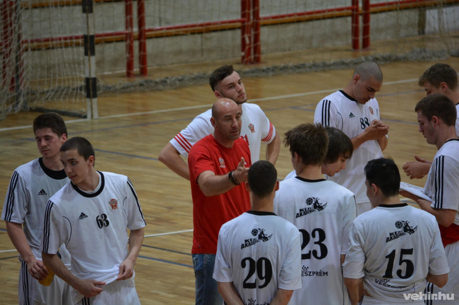 Éles tanítványai körében - Fotó: Borsos Ágnes