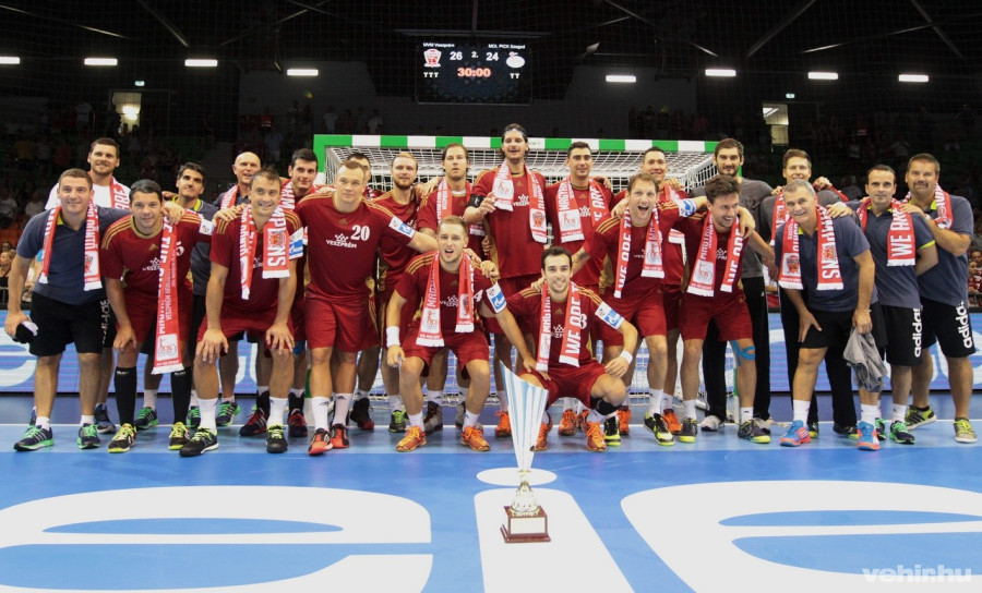A Veszprém játékosai ünnepelnek a férfi kézilabda Szuperkupa MVM-Veszprém - MOL-Pick Szeged találkozója végén a győri Audi Arénában 2015. augusztus 29-én. A címvédő Veszprém 26-24-re győzött a Szeged ellen. MTI Fotó: Kovács Anikó