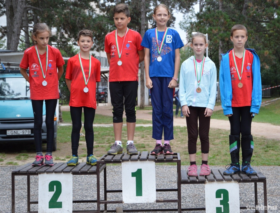 Szépen szerepeltek a tízévesek: Gaschler Emma (2.), Schäfer Ferdinánd (1.), Bálint Gergő (2.), és Esztergályos Botond (3.)  - Fotók: Bálint Mónika