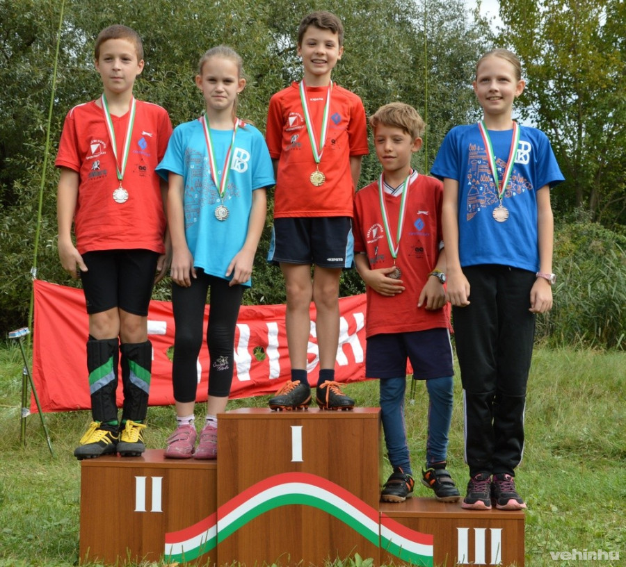 A férfi és a női 10 éves mezőny eredményhirdetése, a képen Esztergályos Botond (2.), Bálint Gergő (1.) és Barát Miklós (3.), Lantai Lili (1.) hiányzik - Fotók: Bálint Bence