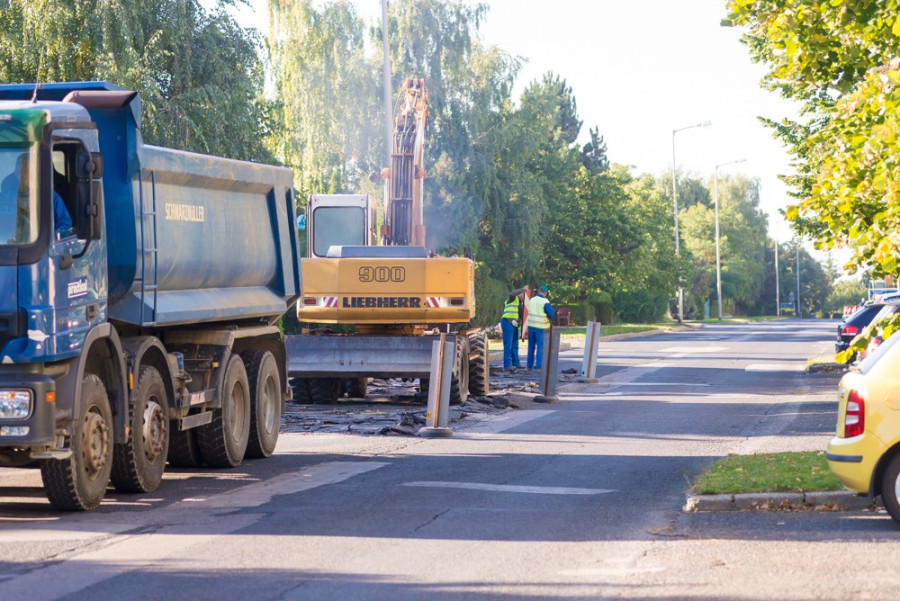 Kátyúzásra, javításokra 100, nagyfelületű útfelújításra 75 millió forint jut.
