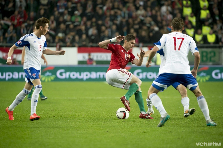 Gera Zoltán (k), valamint a feröeri Kaj Bartalsstovu (b) és Rógvi Baldvinsson (j) a Magyarország - Feröer-szigetek labdarúgó Európa-bajnoki selejtezőmérkőzésen a Groupama Arénában 2015. október 8-án. MTI Fotó: Koszticsák Szilárd