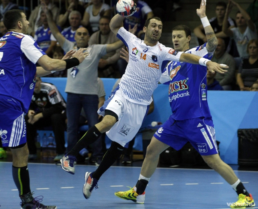A francia Michael Guigou (k) tör kapura a szegedi Ilyés Ferenc (b) és Zubai Szabolcs között a férfi kézilabda Bajnokok Ligája B csoportjának 6. fordulójában vívott MOL-Pick Szeged - Montpellier találkozón Szegeden 2015. október 24-én. MTI Fotó: Bugány János 
