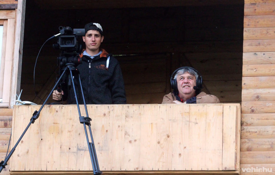 Donát Tamás a mikrofon mögött - Fotó: Zwicker Tamás