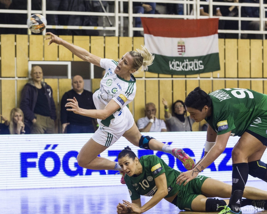 Szekeres Klára (b2) és Hornyák Dóra (j), az FTC, valamint Heidi Löke (b), a Győr játékosa az FTC-Rail Cargo Hungaria - Győri Audi ETO KC NB I-es női kézilabda-mérkőzésen az Elek Gyula Arénában, Budapesten 2015. november 4-én. MTI Fotó: Szigetváry Zsolt
