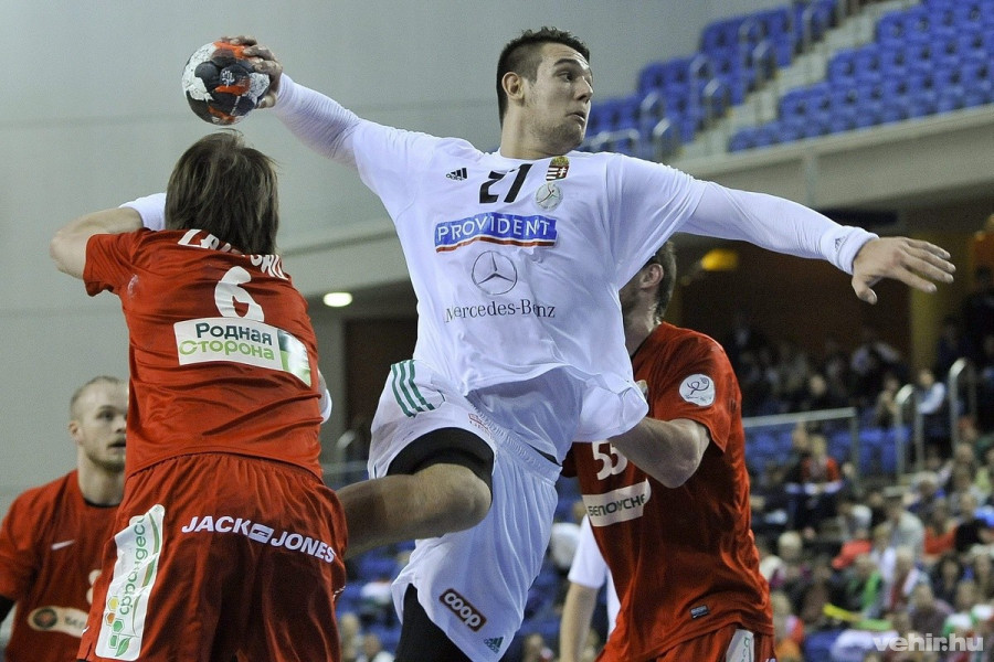 Bánhidi Bence (k) a kézilabda Provident Kupán játszott Magyarország-Fehéroroszország mérkőzésen a debreceni Főnix Csarnokban 2015. november 7-én. MTI Fotó: Czeglédi Zsolt