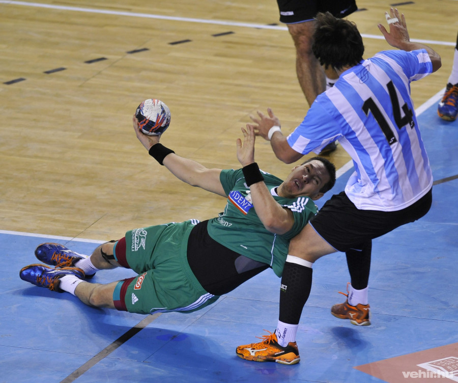 A magyar Schuch Timuzsin (b) és az argentin Agustin Vidal a kézilabda Provident Kupán játszott Magyarország - Argentina mérkőzésen a debreceni Főnix Csarnokban 2015. november 8-án. MTI Fotó: Czeglédi Zsolt