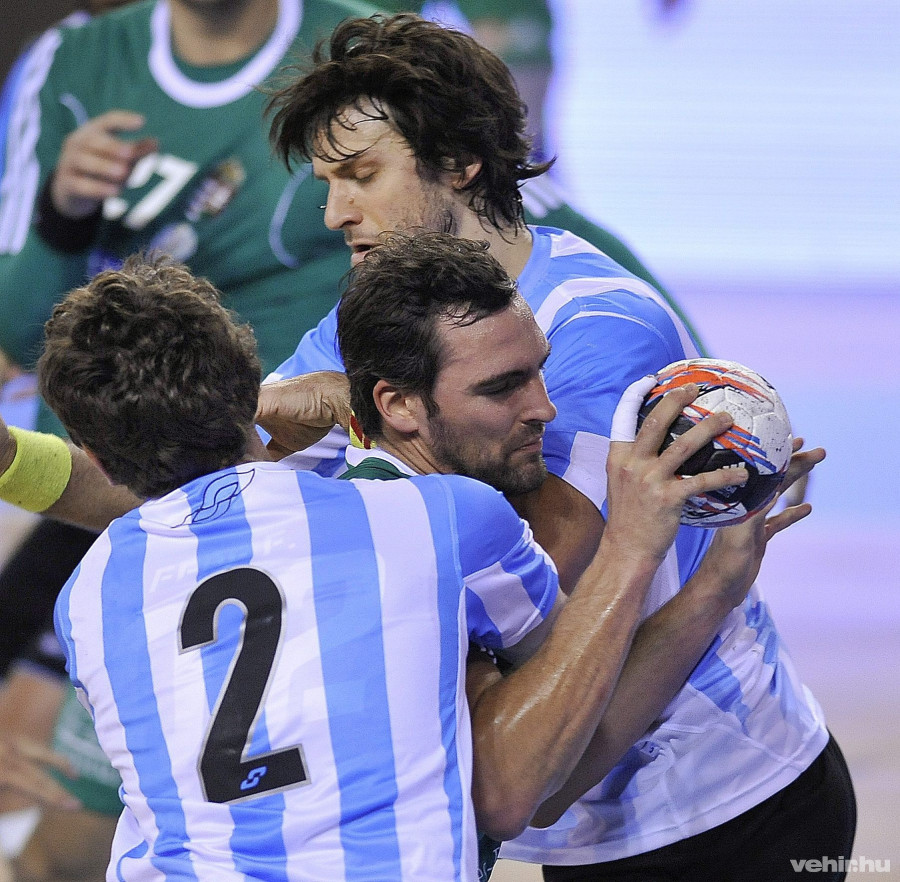Az argentin Federico Fernandez (b) és Agustin Vidal (j) között Nagy Kornél tör kapura a kézilabda Provident Kupán játszott Magyarország - Argentina mérkőzésen a debreceni Főnix Csarnokban 2015. november 8-án. MTI Fotó: Czeglédi Zsolt