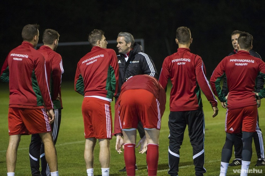 Bernd Storck, a magyar labdarúgó-válogatott szövetségi kapitánya (k) a Norvégia elleni Európa-bajnoki pótselejtezőre készülő csapat edzésén Telkiben 2015. november 9-én. MTI Fotó: Illyés Tibor