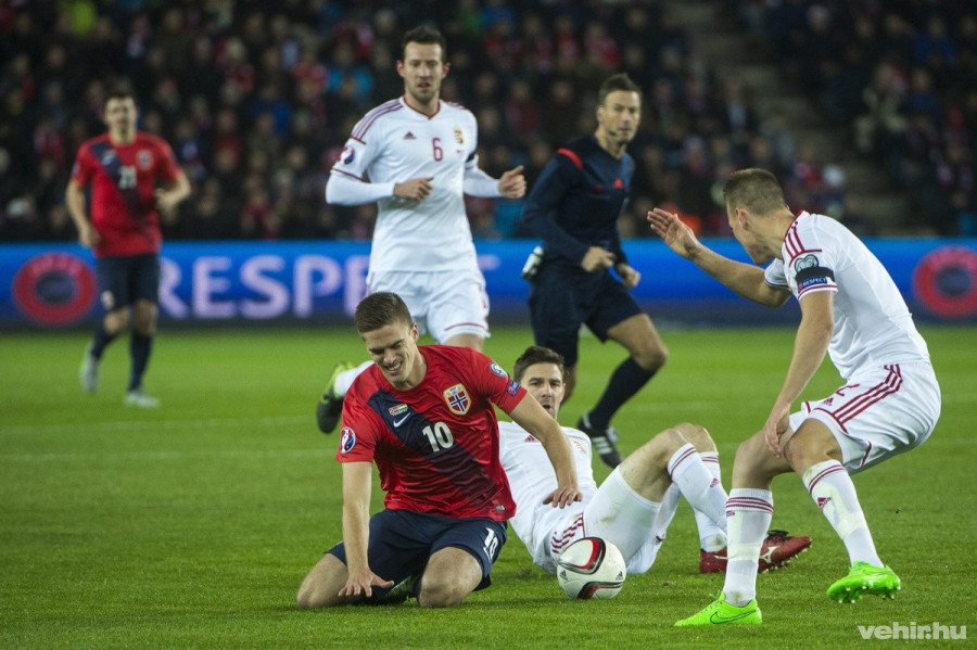 Gera Zoltán (k) és a norvég Markus Henriksen (b) a Norvégia-Magyarország labdarúgó Európa-bajnoki pótselejtező mérkőzésen az oslói Ullevaal Stadionban 2015. november 12-én. MTI Fotó: Illyés Tibor