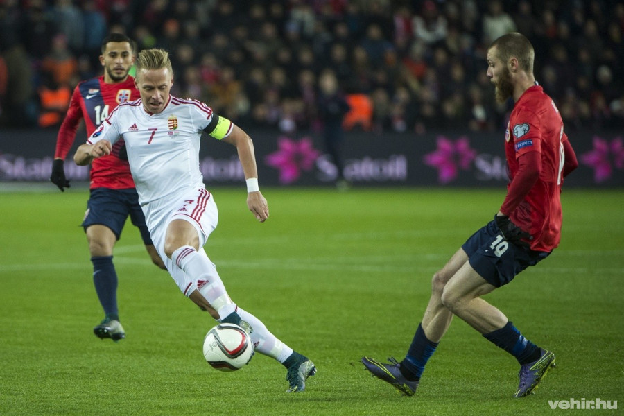 Dzsudzsák Balázs (b) és a norvég Jo Inge Berget a Norvégia-Magyarország labdarúgó Európa-bajnoki pótselejtező mérkőzésen az oslói Ullevaal Stadionban 2015. november 12-én. MTI Fotó: Illyés Tibor