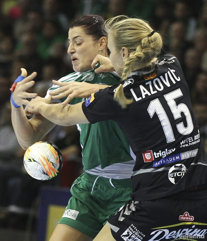 A győri Eduarda Amorim (b) és a macedón Barbara Lazovic a női kézilabda Bajnokok Ligája C csoportjának 5. fordulójában vívott Győri Audi ETO KC - Vardar Szkopje mérkőzésen a Győri Arénában 2015. november 14-én. MTI Fotó: Kovács Anikó
