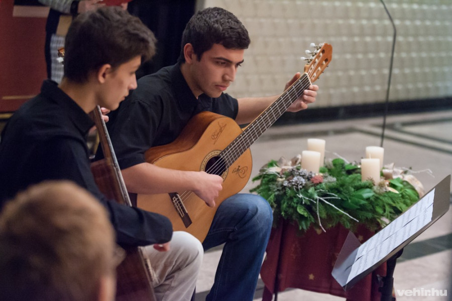 A megnyitón a Dohnányi Zeneművészeti Szakközépiskola növendékei működtek közre