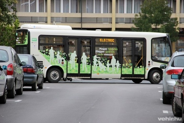 Elektromos busz a Hotel parkolóban