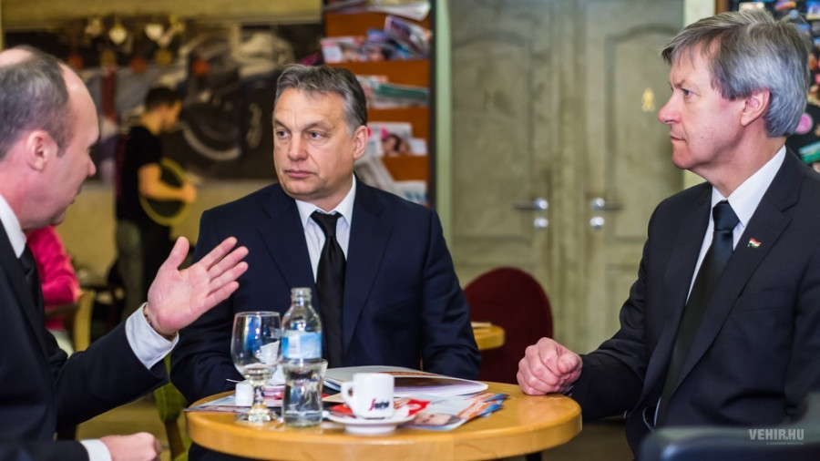 Orbán Viktor Porga Gyulával és Némedi Lajossal az Incognito kávézóban