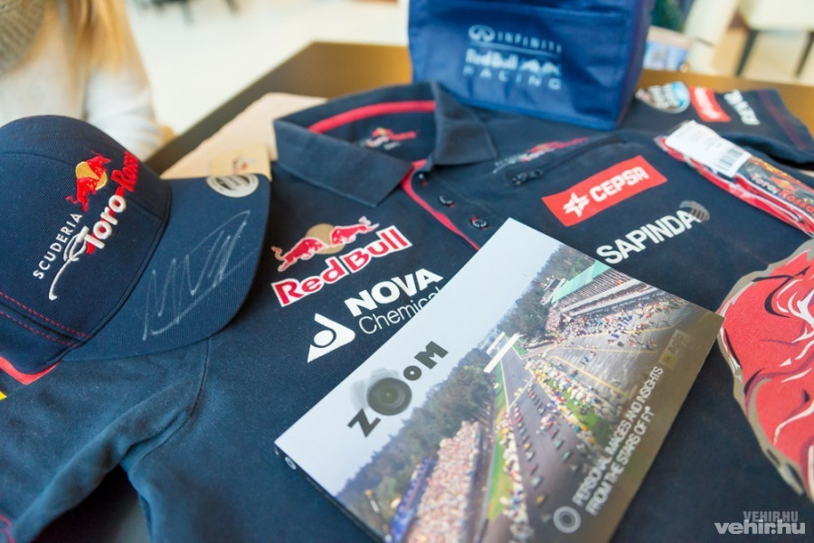 Niki számos ereklyét szerzett az elmúlt években a versenyzőktől és a csapattagoktól