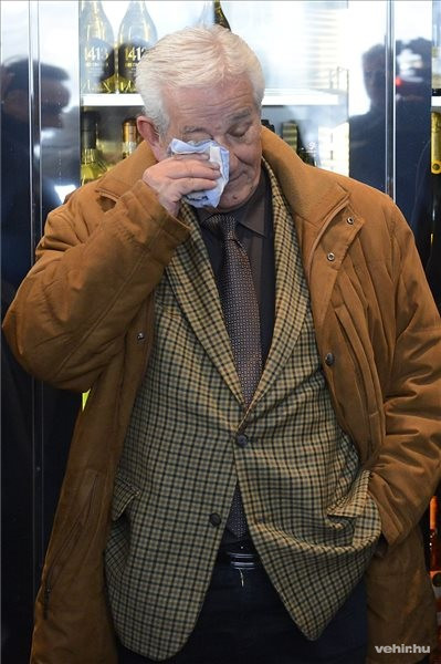 Kiss László szövetségi kapitány Hosszú Katinka többszörös világ- és Európa-bajnok versenyző sajtótájékoztatóján a budapesti Larus Étterem és Rendezvényközpontban 2016. január 6-án. Hosszú Katinka úszónő nem fogadta el a Magyar Úszó Szövetség szerződésajánlatát, a sajtótájékoztatón széttépte a szerződéstervezetet. MTI Fotó: Soós Lajos