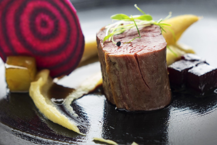 bélszínérmék céklalapocskával, füstös paszternákpürével, sült körtével