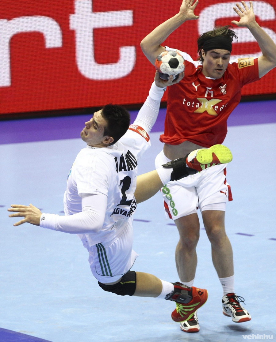 Bánhidi Bence (b) és a dán Casper Mortensen a férfi kézilabda Európa-bajnokság D csoportjában játszott Dánia - Magyarország mérkőzésen Gdanskban, az Ergo Arénában 2016. január 20-án. MTI Fotó: Kovács Anikó