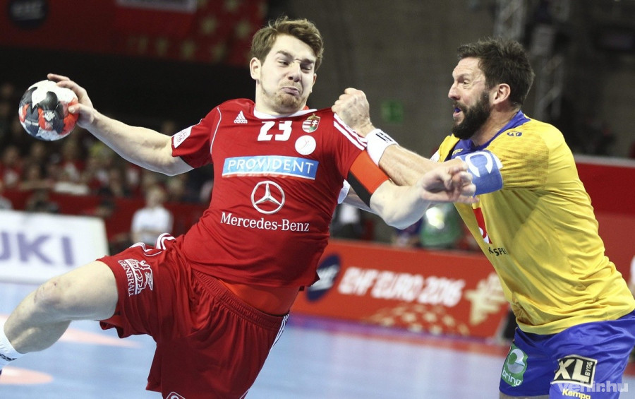 Faluvégi Rudolf (b) és a svéd Tobias Karlsson az olimpiai kvalifikációs férfi kézilabda Európa-bajnokság középdöntőjének 2. csoportjában vívott Svédország - Magyarország mérkőzésen a lengyelországi Wroclawban 2016. január 27-én. MTI Fotó: Kovács Anikó