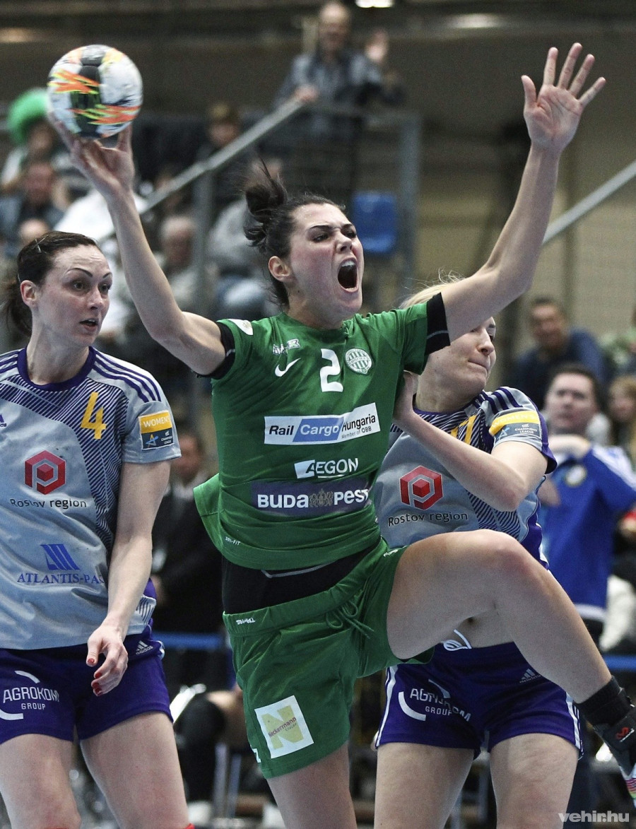 A ferencvárosi Zácsik Szandra (k), valamint az orosz Jelena Szlivinszkaja (b) és Vladlena Bobrovnyikova a női kézilabda Bajnokok Ligája közédöntőjében játszott FTC-Rail Cargo Hungária - Rosztov Don mérkőzésen a Syma csarnokban 2016. február 13-án. FTC-Rail Cargo Hungaria - Rosztov Don 29-29. MTI Fotó: Kovács Anikó