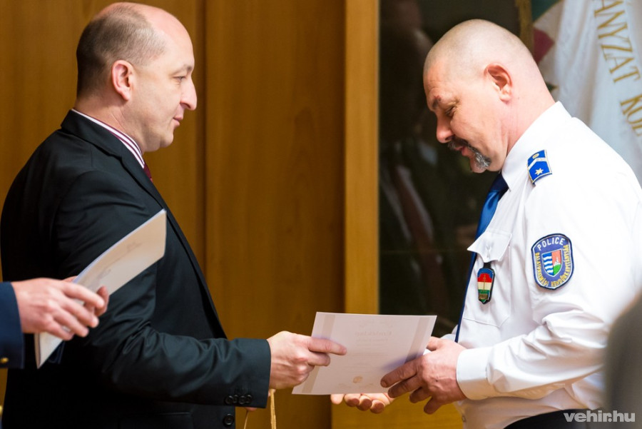 Takács szabolcs kormánymegbízott és Földes Károly, a megsérült rendőr
