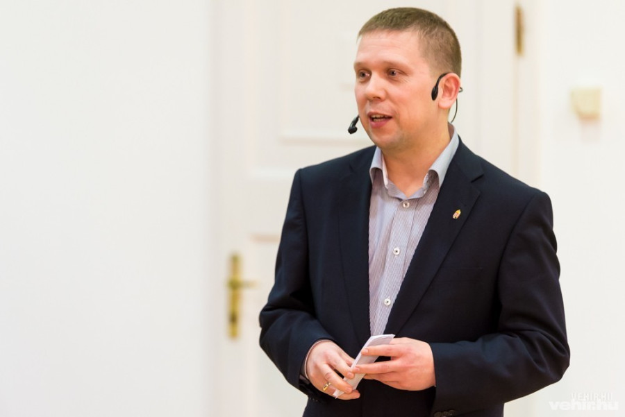 Kész zoltán évértékelőjén az Eötvös Károly Megyei Könyvtárban 2016 márciusában