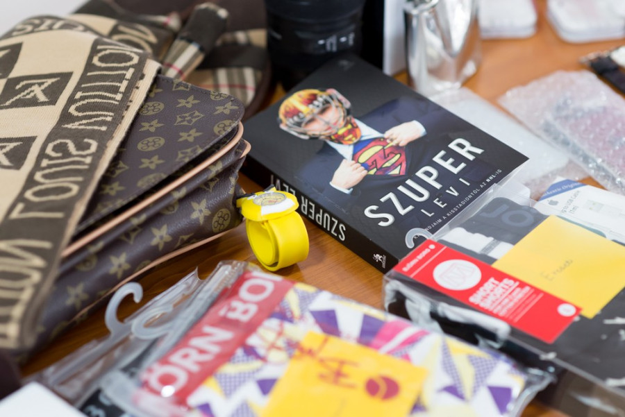 A szünetben hamis tárgyakat nézhettek meg az érdeklődők