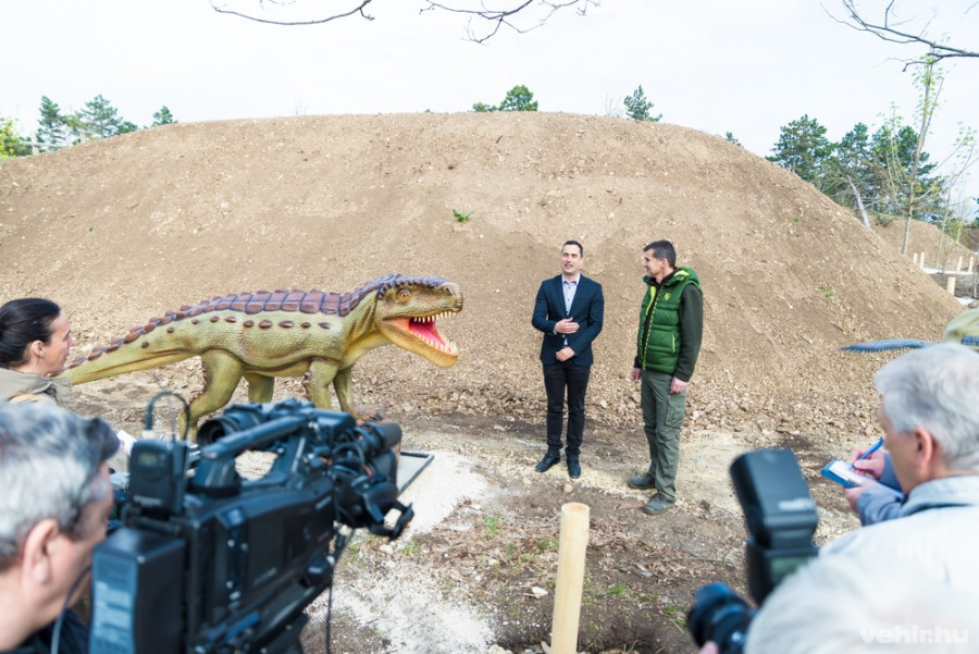 Ovádi Péter és Török László egy Ornitosuchus mellett