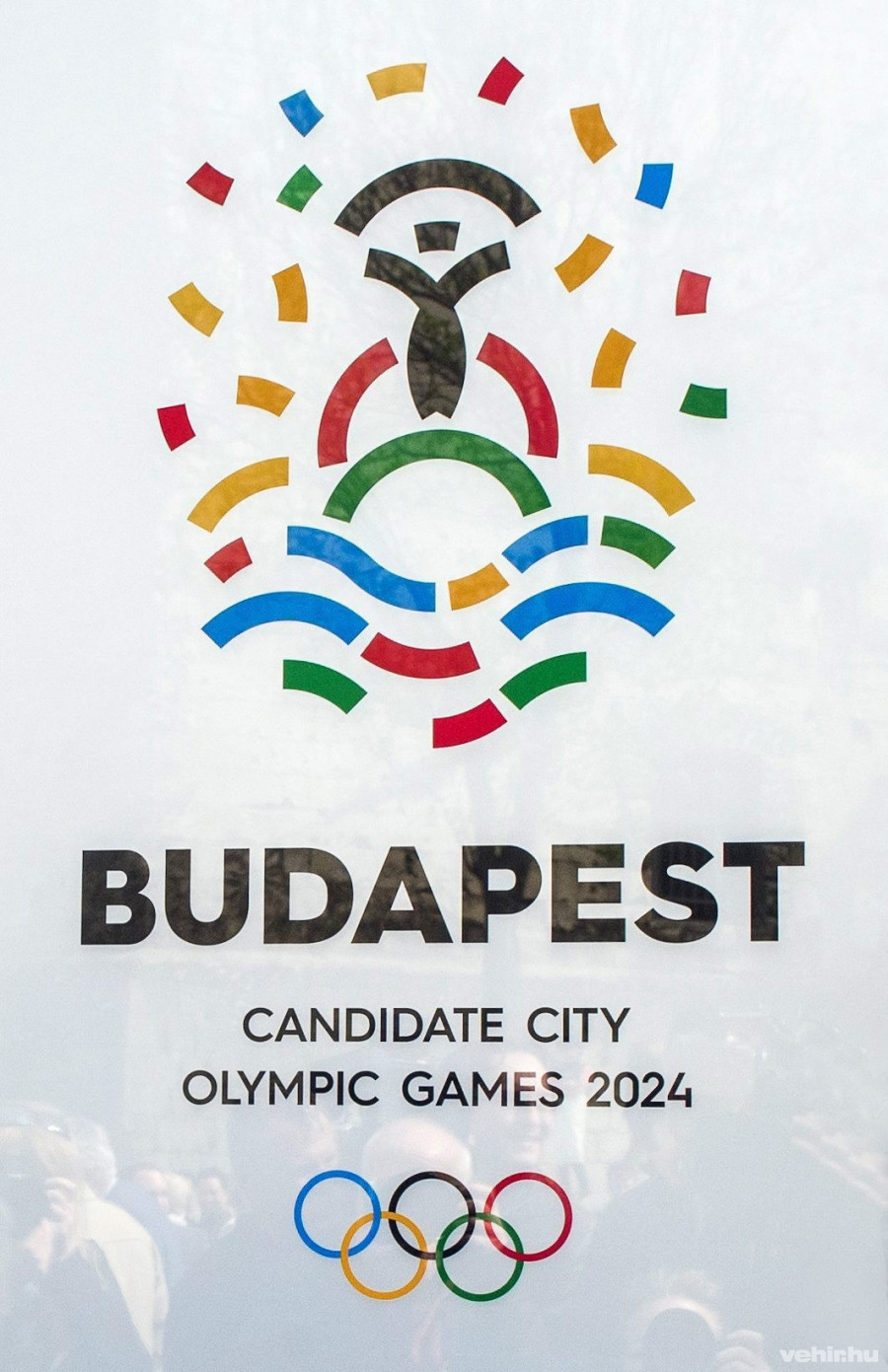 A 2024-es olimpiára és paralimpiára kandidáló Budapest pályázati emblémája az ünnepélyes bemutatón a Gellért-hegyen 2016. április 14-én. A Graphasel designstúdió által tervezett emblémának a meghatározó elemei a Szabadság-szobor, a víz és az olimpiai ötkarika, utóbbi azonban nem a klasszikus formában, hanem