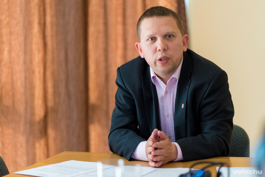 Kész Zoltán egy májusi sajtótájékoztatón Veszprémben