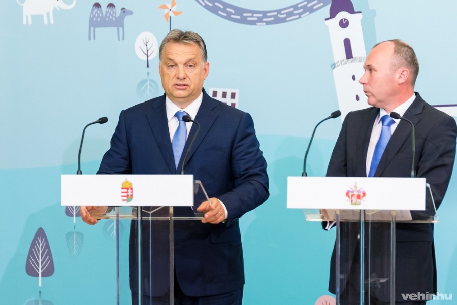 Orbán Viktor és Porga Gyula a Modern Városok sajtótájékoztatóján májusban