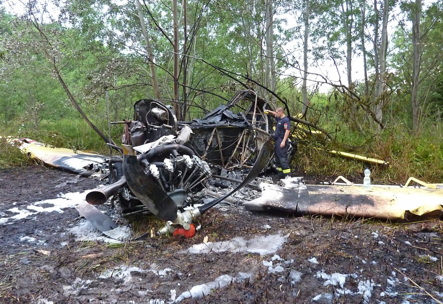 A becsapódás után a gép és a benne lévő permetezőszer kigyulladt, a pilóta súlyosan megsérült - Fotó: police.hu