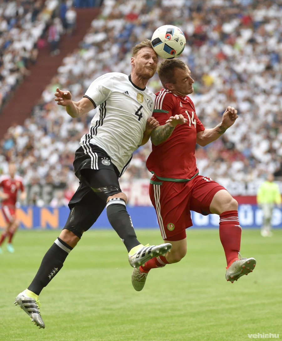 A német Benedikt Höwedes (b) és Lovrencsics Gergő a Németország - Magyarország barátságos labdarúgó-mérkőzésen Gelsenkirchenben 2016. június 4-én. MTI Fotó: Illyés Tibor