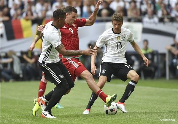 A német Jérome Boateng (b) és Thomas Müller (j) között Szalai Ádám a Németország - Magyarország barátságos labdarúgó-mérkőzésen Gelsenkirchenben 2016. június 4-én. MTI Fotó: Illyés Tibor
