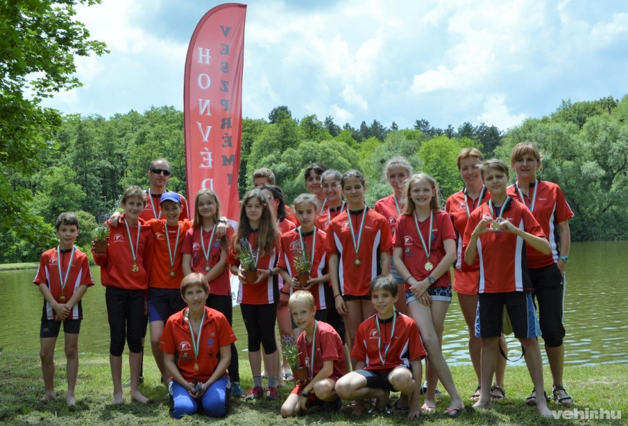 Középtávon összesen 20 érem született, a VHSE dobogós helyezettjeinek csoportképe