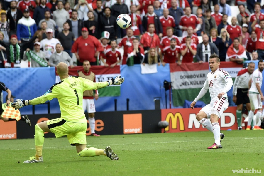 Bordeaux, 2016. június 14. Stieber Zoltán gólt lő a franciaországi labdarúgó Európa-bajnokság F csoportja első fordulójában játszott Ausztria - Magyarország mérkőzésen a Bordeaux-i Stadionban 2016. június 14-én. Mellette Robert Almer osztrák kapus (b). Ausztria - Magyarország 0-2. MTI Fotó: Illyés Tibor